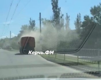Уборка по-керченски: столб пыли стоит от машины коммунальщиков