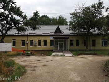 Дом с кривой кукушкой: в Керчи затянулся ремонт «дурдома» и поликлиники к нему