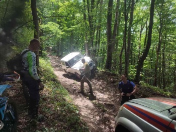 Отказали тормоза: в горах Крыма «Нива» врезалась в дерево, трое пострадали