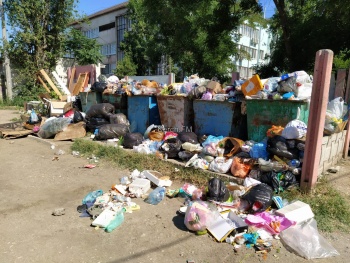 Переполненные контейнеры у рынка и жилых домов не успевают вывозить в Керчи