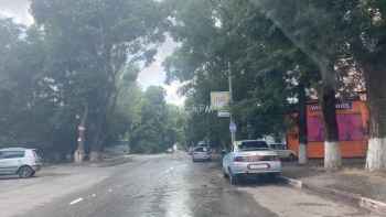 По дороге на ул. Юрия Гагарина несколько дней бежит вода