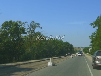 Одна полоса при въезде в Керчь перекрыта: водители едут по обочинам и по встречке