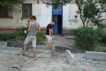 Новости » Общество: До конца года в Керчи пообещали благоустроить 24 двора