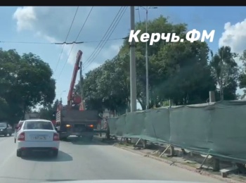 Новости » Общество: Водители, внимательнее: на Адмиралтейском тяжёлая техника перекрывает часть полосы