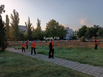 Новости » Общество: На Вокзальном шоссе бригада коммунальщиков наводила порядок