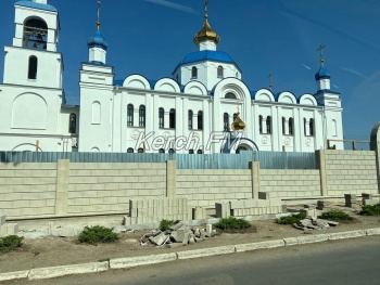 Новости » Общество: У церкви по ул. Льва Толстого появится новый забор