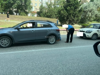 Новости » Общество: На Свердлова в Керчи автомобили догнали друг друга