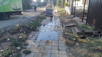 Новости » Общество: В переулке Корабельном  будут укладывать асфальт поверх гнилых труб