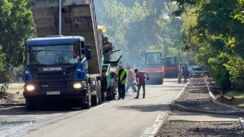 Новости » Общество: На Нестерова в Керчи укладывают второй слой асфальта