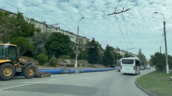 Новости » Общество: На Свердлова вновь появился асфальт на двух ямах, а также большая труба