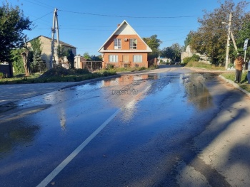 Новости » Коммуналка: Всю ночь и утро чистая вода заливает перекресток Колхозная-Шахматная