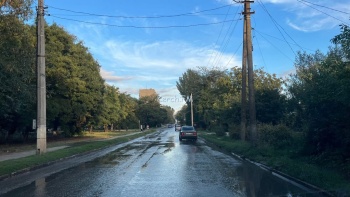 Новости » Общество: Вода заливает дорогу на ул. Кирова