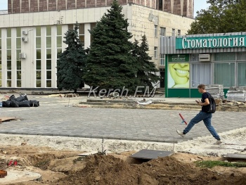 Новости » Общество: В Керчи начали укладывать плитку у Дворца Спорта