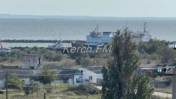 Новости » Общество: На переправе в Керчи паромы готовят для перевозки