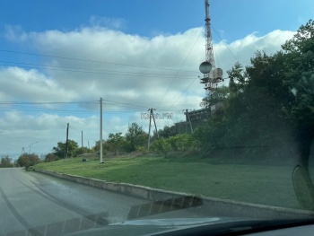 Новости » Общество: На Телецентре в Керчи приводят в порядок обочины