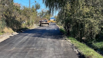 Новости » Общество: В переулке 1-й Вокзальный заасфальтировали дорогу