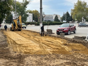 Новости » Общество: В Керчи приступили к восстановлению части тротуара на «Институте»