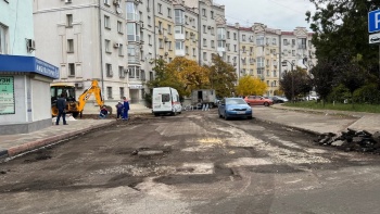 Новости » Общество: Еще в одном переулке Керчи сняли асфальт