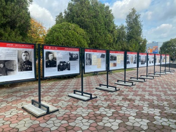 В сквере Мира открылась выставка «Парад Победы»