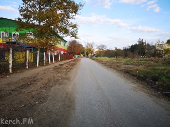 Новости » Общество: Ремонт дороги по заречной у садика забыли все: перед воротами оставили жидкий асфальт