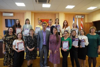 Победителей литературного конкурса «Юные дарования Керчи» наградили в администрации