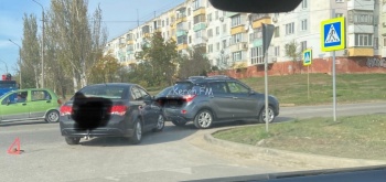 Новости » Криминал и ЧП: В Керчи столкнулись «Changan» и «Chevrolet»