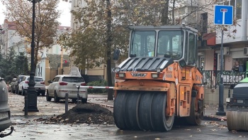 Новости » Общество: В Керчи на улице Ленина установили шлагбаум