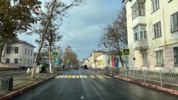 На новом асфальте по ул. Пирогова наносят разметку «пешеходные переходы»