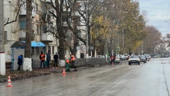 Новости » Общество: На Горького осужденные вторую неделю убирают опавшую листву