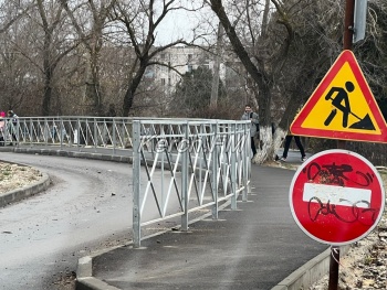 Новости » Общество: У школы № 19 в Керчи поставили ограждения вдоль тротуара