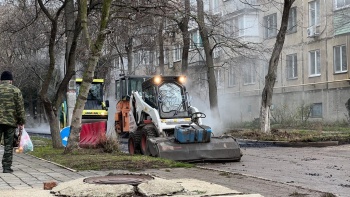 Новости » Общество: Укладывают асфальт: в Керчи перекрыли ул. Сморжевского