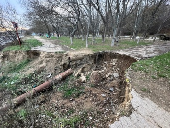 Новости » Общество: У пляжа  в Аршинцево  обвалилась еще часть дороги