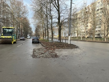 Новости » Общество: Машины проваливаются в глубокую яму на Сморжевского