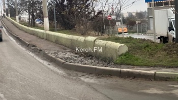 Новости » Общество: Как здесь пройти? Керчане жалуются на грязные пешеходные дорожки на Горьковском мосту