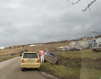 На Войно-Ясенецкого легковой автомобиль вылетел в канаву