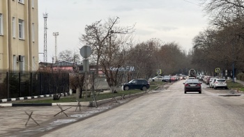 Новости » Общество: Противотанковых ежей вернули на дорогу по улице Кирова