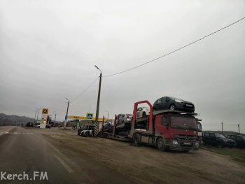 Новости » Общество: На въезде в Керчь несколько суток стоит фура с машинами