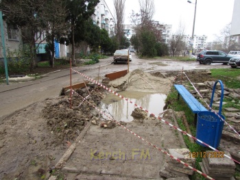 Новости » Коммуналка: Большой вам водоканальный привет: в керченском дворе вырыли котлован и оставили