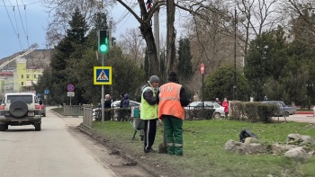 Новости » Общество: Обочины керченских дорог пытаются очистить от грязи