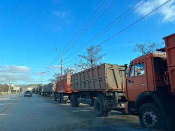 Водители внимательнее, на Камыш-Бурунском шоссе одну полосу заняли грузовики