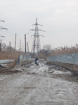 Новости » Общество: Ни пройти, ни проехать: керчане месят грязь по дороге на Солдатскую Слободку