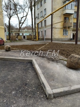 Новости » Общество: Керчане показали, как в их дворе посадили деревья после благоустройства