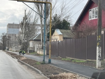 Новости » Общество: В Керчи на Корабельном землю насыпали не только на обочины, но и на проезжую часть, - читатели