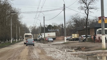 Новости » Общество: Убираем только в центре? На Вокзальном шоссе безобразно грязные дороги