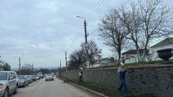 Новости » Общество: На Чкалова зеленхоз приводит в порядок газоны