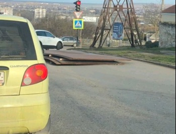 Новости » Общество: В Керчи с фуры во время движения слетели огромные металлические листы