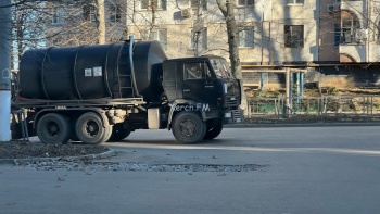 Новости » Общество: Водоканал три месяца не может заасфальтировать яму на Сморжевского