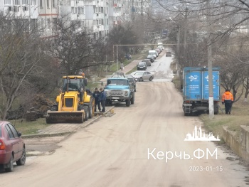 Новости » Коммуналка: Часть Индустриального шоссе в Керчи осталась без воды из-за порыва водовода