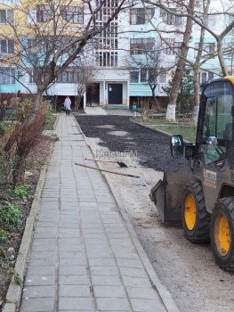 Новости » Общество: Ямы по Буденного в Керчи засыпали асфальтовой крошкой поверх воды со льдом