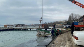 Новости » Общество: В Керчи на набережной устанавливают купель для купающихся в Крещение